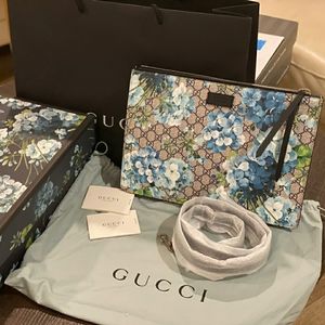 Authentic NIB Gucci Blooms Slim Zip Blooms Bloom C